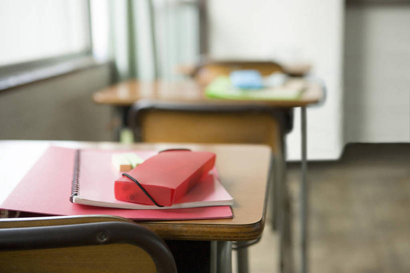 无人,学校,横图,俯视,室内,白天,窗户,桌子,静物,书籍,椅子,朦胧,模糊,办公用品,记事本,铅笔盒,书桌,校园,玻璃窗,盒子,文具,本子,笔记本,课桌,容器,学习用品,书本,教室,储藏,文具用品,课堂,储存,书,图书,彩图,高角度拍摄,贮存