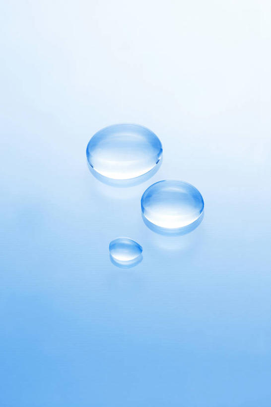 无人,竖图,俯视,室内,特写,白天,水,阴影,蓝色背景,透明,反射,液体,影子,水滴,三滴,蓝色,摄影,影棚,理智,沉静,冷色,高深,冷淡,彩图,高角度拍摄,影棚拍摄,拍摄