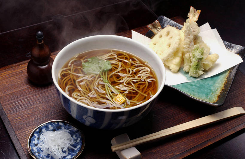 海鲜,面食,面条,无人,横图,俯视,室内,特写,白天,烹饪,雾,餐桌,筷子,桌子,蔬菜,餐具,阴影,沸腾,朦胧,模糊,新鲜,反射,蒸汽,碟子,盘,影子,陶瓷,面,天妇罗,虾,日本料理,料理,食品,筷架,陶瓷制品,水蒸气,雾气,筷枕,文化,传统,拉面,水产,菜肴,美食,海洋生物,食物,盘子,容器,碟,碗,日式料理,日式,荞麦面,佳肴,有机食品,绿色食品,餐台,储藏,礼节,筷子架,气体,储存,水生动物,海产品,礼仪,水生物,海底动物,蒸发,天麸罗,蔬菜天妇罗,进餐用具,彩图,高角度拍摄,贮存