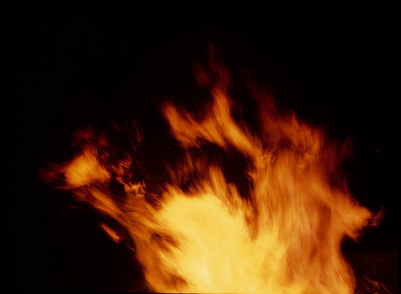 无人,横图,室内,特写,夜晚,正面,幸福,阴影,黑色背景,光线,火焰,影子,辉煌,燃烧,点燃,温暖,橙色,活泼,华丽,暖色,火光,温情,炽热,响亮,跃动,甜蜜,彩图,愉快