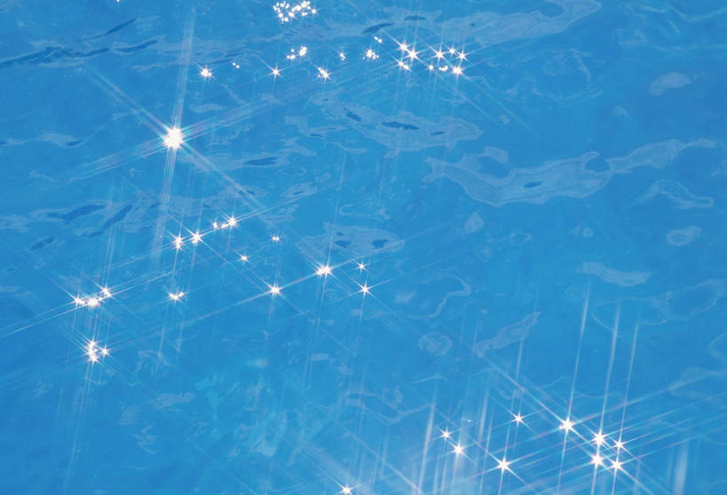 无人,体育馆,游泳池,横图,俯视,室外,白天,水,阴影,透明,光线,影子,水池,水面,泳池,蓝色,阳光,游泳馆,理智,沉静,冷色,高深,冷淡,彩图,高角度拍摄,镜头光晕,透镜闪耀,眩光