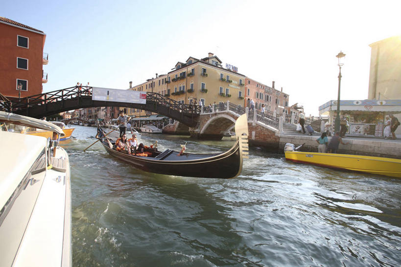 西方人,家,坐,横图,室外,白天,正面,旅游,度假,河流,名胜古迹,水,标志建筑,地标,建筑,路灯,桥梁,船,照明,意大利,欧洲,威尼斯,欧洲人,阴影,波纹,服装,遗迹,光线,影子,房屋,屋子,河水,水流,公寓,桥,灯光,木船,涟漪,许多人,休闲装,古迹,文物,娱乐,建设,古建筑,石桥,洋房,楼房,拱桥,住宅,灯,衣服,蓝色,倒影,蓝天,水纹,天空,阳光,交通工具,波浪,天,一群人,享受,休闲,休闲服,旅游胜地,放松,服饰,拱形,晴朗,人行桥,石拱桥,照亮,倒映,舟,照明设备,威尼托,南欧,载具,贡多拉,古文明,威尼托大区,万里无云,意大利共和国,首府,水晕,威内托,威内托大区,反照,公朵拉,男人,男性,年轻男性,年轻女性,女人,女性,白种人,晴空,晴空万里,坐着,彩图,全身,房子,大运河