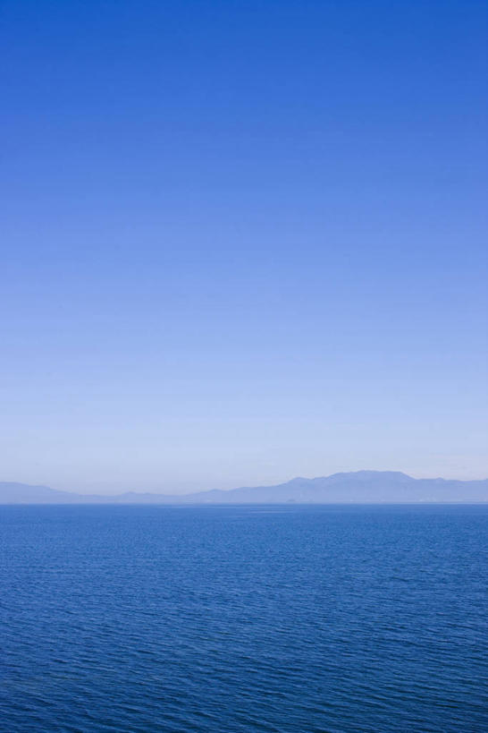 无人,竖图,室外,白天,正面,旅游,度假,湖,湖泊,美景,山,山脉,水,日本,亚洲,阴影,波纹,光线,影子,湖面,景观,山峰,水流,水面,涟漪,山峦,娱乐,蓝色,倒影,蓝天,水纹,天空,阳光,自然,波浪,湖水,群山,天,享受,休闲,景色,放松,晴朗,倒映,自然风光,东亚,本州,万里无云,本州岛,日本国,近畿地方,近畿,滋贺,滋贺县,琵琶湖,水晕,反照,晴空,晴空万里,彩图,高岛市