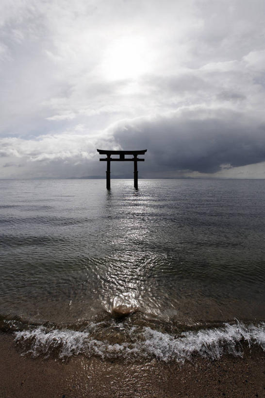 无人,竖图,室外,白天,正面,旅游,度假,海浪,海洋,美景,名胜古迹,标志建筑,地标,建筑,日本,亚洲,节日,遗迹,鸟居,景观,浪花,乌云,云,阴天,云朵,神社,云彩,古迹,文化,文物,娱乐,建设,古建筑,天空,自然,海水,天,祈祷,享受,休闲,健康,旅游胜地,景色,放松,许愿,宗教,信仰,纪念,神道,祈求,祭祀,昏暗,阴沉,自然风光,海景,古文明,东亚,本州,本州岛,日本国,近畿地方,近畿,滋贺,滋贺县,神道教,社屋,平安,大海,风浪,海,海水的波动,近岸浪,涌浪,彩图,高岛市,白须神社