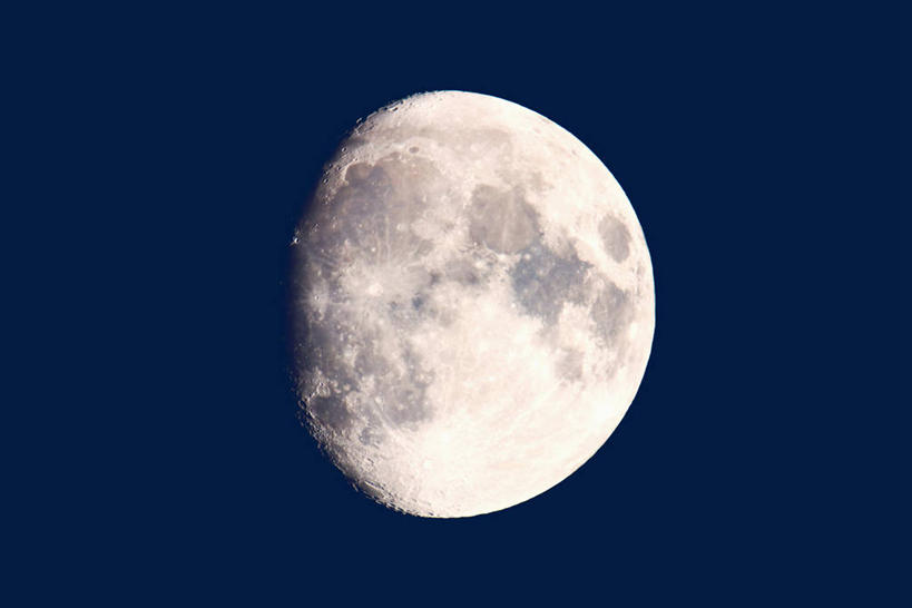 无人,横图,室外,特写,夜晚,仰视,蓝色背景,月亮,满月,月光,蓝色,白色,蓝天,天空,天,明亮,皎洁,彩图,低角度拍摄