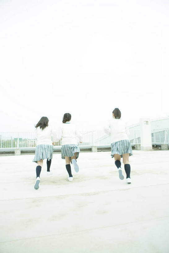 东方人,三个人,伙伴,朋友,跑,竖图,室外,白天,裙子,制服,锻炼,友谊,运动,亚洲,服装,黄种人,长裙,背面,天空,天,同学,校服,半身裙,校友,学生服,同窗,学友,体育,友情,年轻女性,女人,女性,亚洲人,跑步,彩图,全身,健身,日本校服