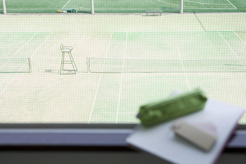 无人,学校,横图,俯视,室内,白天,窗户,袋子,球场,网球场,球网,办公用品,记事本,场地,校园,玻璃窗,文具,本子,笔袋,笔记本,容器,学习用品,教室,储藏,文具用品,课堂,储存,网球球网,彩图,高角度拍摄,网球场地,贮存