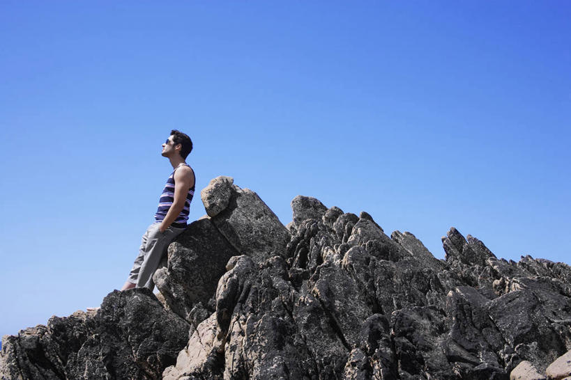 西方人,一个人,站,横图,室外,白天,仰视,日光浴,石头,欧洲,欧洲人,仅一个男性,仅一个人,护肤,阴影,服装,光线,石子,影子,注视,休闲装,仅一个年轻男性,衣服,蓝色,蓝天,天空,阳光,天,观察,看,靠,靠着,倚靠,站着,保养,享受,休闲,休闲服,放松,保健,服饰,晴朗,观看,察看,倚着,关注,万里无云,男人,男性,年轻男性,白种人,石块,岩石,晴空,晴空万里,站立,彩图,低角度拍摄,全身,美黑