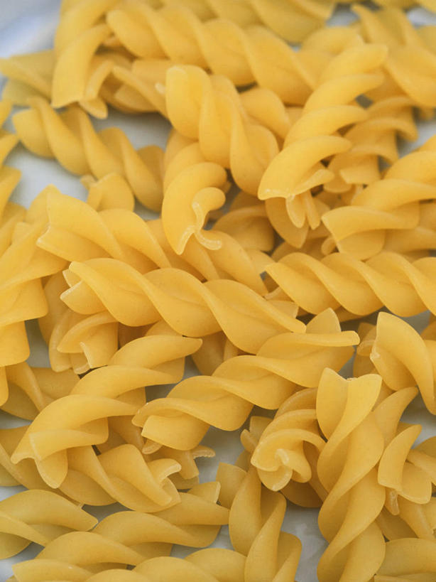 面食,面条,意大利面,无人,竖图,俯视,室内,特写,白天,西餐,一堆,许多,阴影,堆叠,堆积,朦胧,模糊,反射,影子,面,料理,食品,很多,食物,黄色,西式,摄影,影棚,堆,螺旋面,意粉,意面,彩图,高角度拍摄,影棚拍摄,拍摄