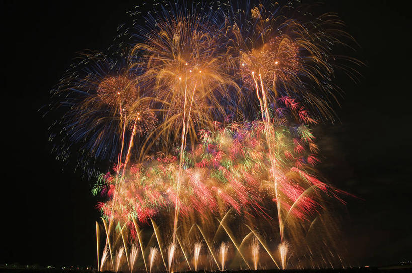 无人,横图,室外,夜晚,正面,度假,美景,城市风光,城市,烟火,夜景,日本,亚洲,庆祝,景观,辉煌,娱乐,焰火,享受,休闲,灿烂,景色,放松,庆贺,璀璨,祝贺,礼花,光辉,东亚,本州,本州岛,日本国,中部地方,新潟,新潟县,花炮,礼花炮,绚烂,光耀,长冈,长冈市,烟花,彩图