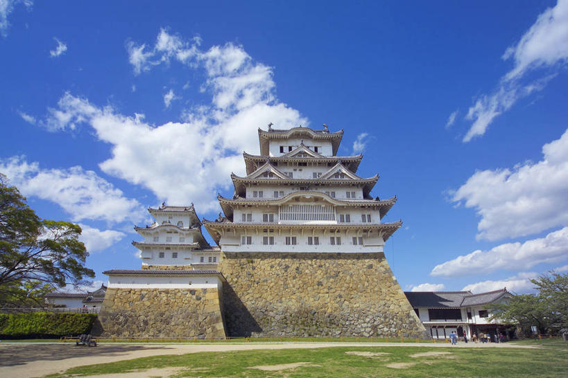 无人,横图,室外,白天,仰视,旅游,度假,草地,草坪,名胜古迹,植物,标志建筑,道路,地标,建筑,路,日本,亚洲,阴影,遗迹,光线,影子,堡垒,城堡,云,云朵,小路,交通,云彩,古迹,文物,娱乐,建设,古建筑,草,树,树木,蓝色,绿色,白云,蓝天,天空,阳光,自然,天,享受,休闲,旅游胜地,放松,生长,晴朗,成长,要塞,古文明,东亚,本州,世界文化遗产,本州岛,日本国,近畿地方,姬路城,近畿,兵库,兵库县,白鹭城,姬路,姬路市,设防,晴空,彩图,低角度拍摄