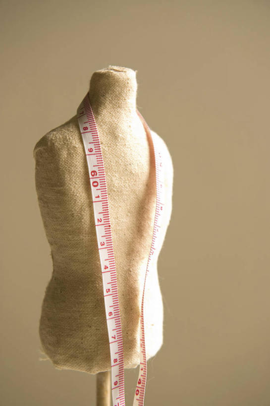 无人,竖图,室内,特写,白天,正面,静物,一条,阴影,反射,测量,标志,皮尺,人造模特,数字,文字,影子,字符,刻度,标识,尺,摄影,阿拉伯数字,影棚,道具,测量工具,尺子,腰围尺,模特道具,时装道具,量具,量仪,塑料卷尺,服装尺,裁缝尺,彩图,影棚拍摄,拍摄,包布模特,服装立裁人台,人台,试衣模特,试衣人台