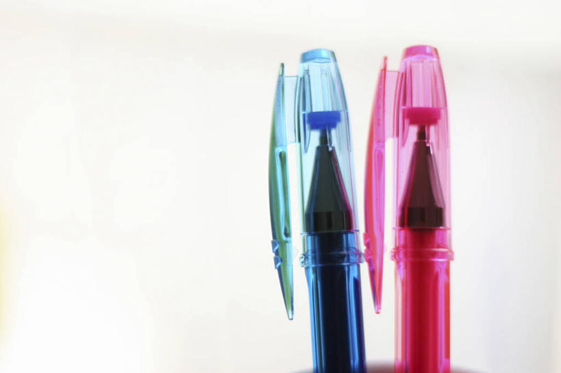 无人,横图,室内,特写,白天,白色背景,正面,静物,阴影,反射,笔,影子,办公用品,水笔,文具,粉色,蓝色,学习用品,摄影,影棚,文具用品,两支,彩图,影棚拍摄,拍摄