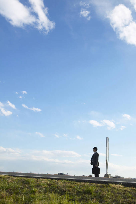 东方人,一个人,商务人士,商务男性,站,竖图,室外,白天,侧面,衬衫,草地,草坪,植物,车站,亚洲,仅一个男性,仅一个人,握,阴影,套装,光线,包,公文包,影子,云,云朵,站台,拿,云彩,拿着,注视,黄种人,月台,草,仅一个年轻男性,蓝色,绿色,白云,蓝天,天空,阳光,天,观察,看,站着,握着,晴朗,公事包,观看,察看,关注,商务装,工薪阶层,男人,男性,年轻男性,亚洲人,白领,上班族,晴空,站立,彩图,全身,衬衣,公共汽车站,汽车车站,汽车站