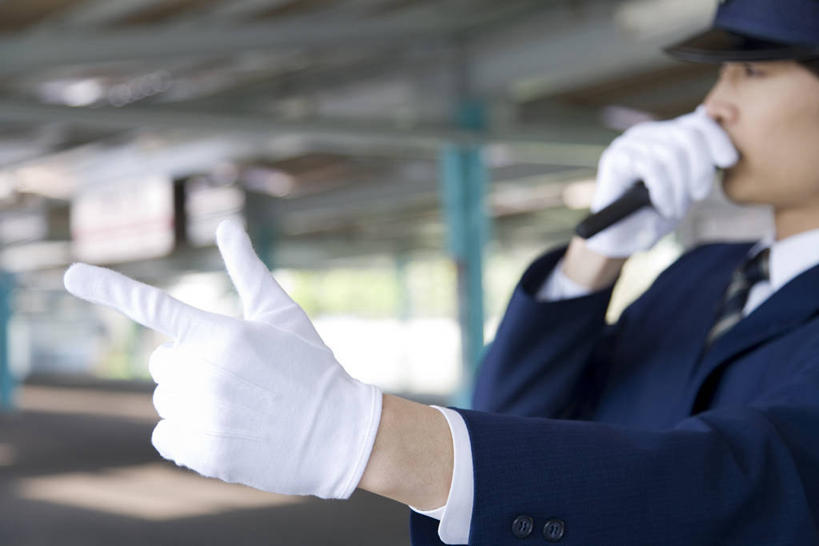 东方人,一个人,火车站,站,说,横图,室外,白天,侧面,工作服,制服,讨论,车站,帽子,亚洲,仅一个男性,仅一个人,握,指,朦胧,模糊,站台,拿,拿着,注视,礼帽,黄种人,方向,月台,仅一个年轻男性,蓝色,白色,话筒,手套,观察,看,手势,站着,握着,观看,察看,麦克风,指向,食指,关注,扩音器,传声器,微音器,工作制服,交流,男人,男性,年轻男性,亚洲人,沟通,讲话,交谈,商讨,说话,谈话,站立,半身,彩图,工作套服,铁路车站,铁路站,售票员