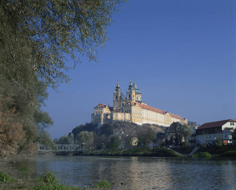 无人,横图,室外,白天,正面,旅游,度假,草地,草坪,河流,名胜古迹,水,植物,标志建筑,地标,建筑,奥地利,欧洲,阴影,波纹,节日,遗迹,光线,影子,河水,水流,涟漪,古迹,文化,文物,娱乐,建设,古建筑,草,树,树木,蓝色,绿色,倒影,蓝天,水纹,天空,阳光,自然,波浪,天,祈祷,享受,休闲,健康,旅游胜地,放松,许愿,宗教,信仰,生长,晴朗,成长,纪念,祈求,倒映,基督教,天主教,修道院,信念,古文明,中欧,万里无云,水晕,奥地利共和国,反照,下奥地利,下奥地利州,神学院,修院,隐修院,平安,晴空,晴空万里,彩图,梅尔克,梅尔克县,梅尔克修道院