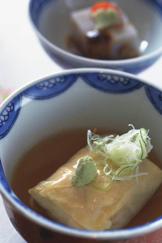 无人,竖图,俯视,室内,特写,白天,烹饪,餐桌,桌子,阴影,朦胧,模糊,反射,影子,陶瓷,日本料理,料理,食品,陶瓷制品,豆腐皮,菜肴,美食,食物,两个,容器,碗,日式料理,日式,佳肴,餐台,储藏,储存,腐竹,豆腐衣,油皮,彩图,高角度拍摄,贮存