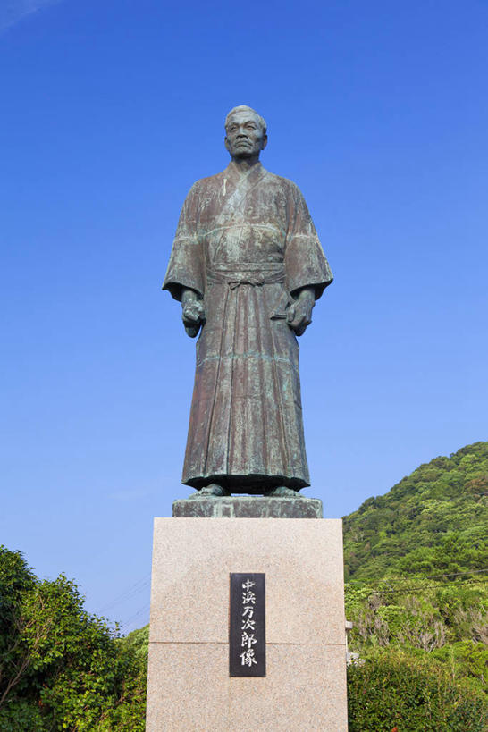 东方人,一个人,无人,教师,站,竖图,室外,白天,仰视,民族服装,旅游,度假,美景,森林,树林,植物,雕塑,爱知县,日本,亚洲,仅一个男性,仅一个人,仅一个中年男性,阴影,艺术,装饰,光线,雕刻,雕像,影子,景观,黄种人,娱乐,树,树木,蓝色,绿色,蓝天,天空,阳光,自然,工艺品,天,站着,享受,休闲,景色,放松,生长,晴朗,成长,纪念,美术,自然风光,主题,陈列,东亚,本州,万里无云,一尊,本州岛,日本国,中部地方,爱知,功能,美学,教员,翻译家,男人,男性,中年男性,亚洲人,老师,晴空,晴空万里,站立,彩图,低角度拍摄,全身,传统服装,民俗服,先生,中滨万次郎,中浜万次郎