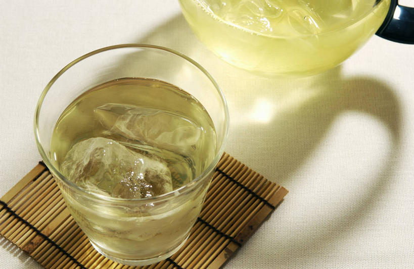 无人,横图,俯视,室内,特写,白天,幸福,餐桌,茶,桌子,杯子,阴影,朦胧,模糊,反射,影子,冰,红茶,冰块,茶叶,杯垫,一杯,娱乐,冷冻,玻璃制品,水杯,垫子,享受,休闲,温馨,放松,寒冷,乐趣,冰红茶,冷藏,餐台,冰冷,提神,舒适,醒脑,保鲜,冰茶,玻璃杯,彩图,高角度拍摄