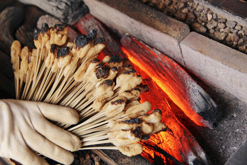 点心,东方人,手,一个人,横图,俯视,室外,特写,白天,烧烤,煤炭,亚洲,仅一个男性,仅一个人,仅一个中年男性,握,料理,食品,年糕,甜点,烤架,烤肉,拿,拿着,黄种人,美食,食物,糕点,手套,甜食,手部,中式,铁架,握着,能源,单手,燃料,煤,能量,煤矿,矿业,化石燃料,男人,男性,中年男性,亚洲人,半身,彩图,高角度拍摄,年年糕