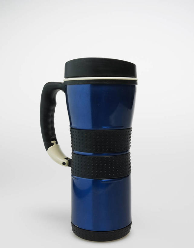 无人,竖图,室内,特写,白天,白色背景,正面,静物,杯子,金属制品,阴影,反射,金属,影子,一个,蓝色,摄影,影棚,单个,保温杯,保温,彩图,影棚拍摄,拍摄