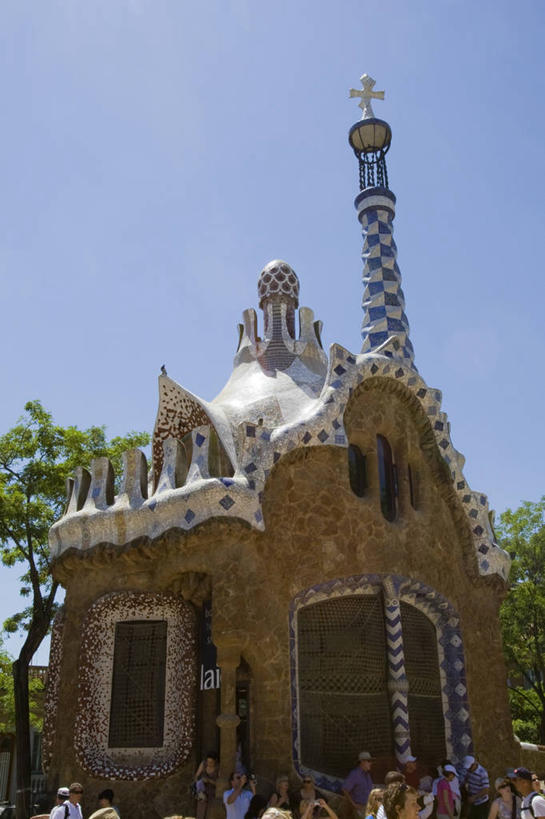 无人,公园,竖图,室外,白天,仰视,旅游,度假,树林,植物,标志建筑,地标,建筑,雕塑,西班牙,欧洲,巴塞罗那,阴影,艺术,装饰,高大,光线,雕刻,雕像,影子,塔,宏伟,娱乐,建设,树,树木,蓝色,绿色,蓝天,天空,阳光,自然,工艺品,天,享受,休闲,旅游胜地,放松,生长,晴朗,成长,纪念,美术,南欧,主题,陈列,奎尔公园,万里无云,首府,古埃尔公园,加泰罗尼亚,西班牙王国,功能,美学,高峻,嵬峨,晴空,晴空万里,彩图,低角度拍摄