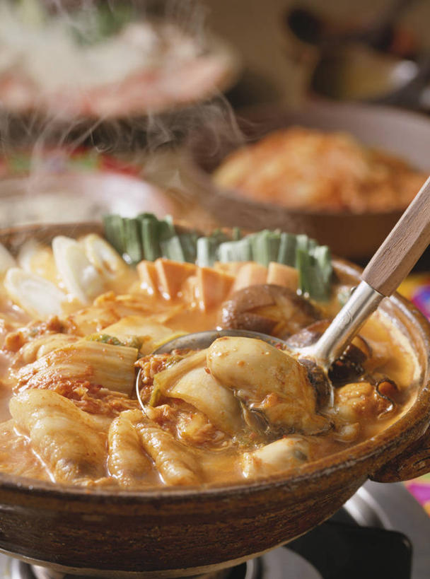 豆腐,泡菜,无人,竖图,室内,特写,白天,正面,烹饪,雾,餐桌,桌子,蔬菜,厨具,一把,沸腾,朦胧,模糊,新鲜,蒸汽,炖锅,锅子,勺子,陶瓷,料理,食品,陶瓷制品,水蒸气,韩式,锅,火锅,菜肴,美食,食物,调羹,汤匙,佳肴,有机食品,绿色食品,餐台,锅具,豆制品,韩国料理,韩国菜,韩式料理,烹饪用具,韩国泡菜,蒸发,暖锅,烹调用具,烹调,彩图,韩式泡菜火锅,泡菜火锅