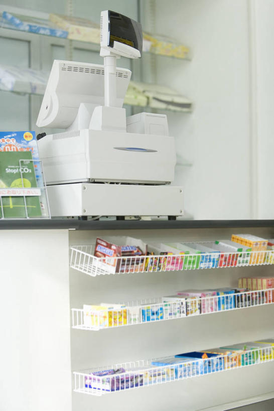 无人,商店,竖图,室内,白天,正面,购物,消费,超市,一排,许多,阴影,整齐,并列,并排,反射,影子,很多,货架,架子,排列,pos机,金融,百货,收银台,便利店,队列,收银,收银机,陈列架,平行,选购,贸易,血拼,零售店,超市货架,彩图,店铺,杂货店,杂货铺