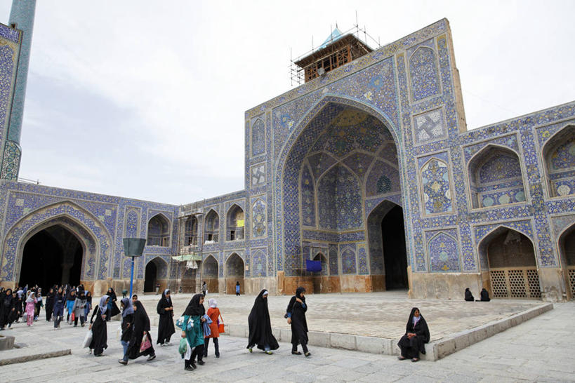 东方人,站,坐,走,横图,室外,白天,仰视,民族服装,旅游,度假,名胜古迹,标志建筑,地标,建筑,伊朗,亚洲,行人,阴影,节日,遗迹,光线,头巾,影子,云,云朵,许多人,云彩,注视,黄种人,古迹,文化,文物,娱乐,建设,古建筑,路人,蓝色,白云,蓝天,天空,阳光,天,观察,看,祈祷,站着,一群人,享受,休闲,健康,旅游胜地,放松,许愿,宗教,信仰,晴朗,观看,纪念,祈求,察看,伊斯兰教,关注,清真寺,西亚,古文明,伊朗伊斯兰共和国,伊斯法罕省,过客,伊玛目清真寺,平安,男人,男性,年轻男性,年轻女性,女人,女性,亚洲人,晴空,步行,散步,站立,走路,坐着,彩图,低角度拍摄,全身,传统服装,民俗服