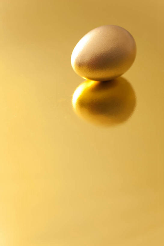 无人,竖图,俯视,室内,特写,白天,静物,阴影,黄色背景,反射,影子,蛋,一个,金色,金融,理财,摄影,影棚,经济,单个,富贵,金蛋,流通,贸易,忠诚,卵,富丽,名誉,荣华,彩图,高角度拍摄,影棚拍摄,拍摄