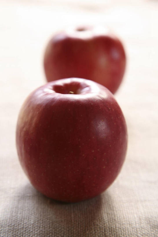 无人,竖图,俯视,室内,特写,白天,苹果,水果,阴影,朦胧,模糊,新鲜,反射,影子,生食,食品,果实,食物,两个,红色,红苹果,有机食品,绿色食品,彩图,高角度拍摄