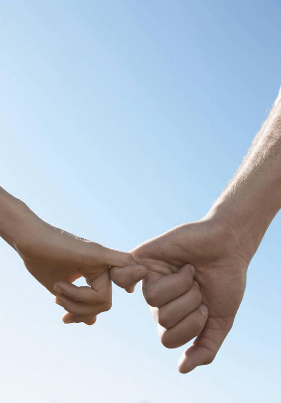 东方人,手,小指,两个人,竖图,室外,特写,白天,仰视,爱情,亚洲,双手,阴影,光线,拉钩,影子,浪漫,黄种人,蓝色,蓝天,天空,阳光,天,拉勾,手势,温暖,温馨,手部,手指,恩爱,恋人,晴朗,和睦,誓言,万里无云,诺言,许诺,约定,打勾勾,男人,男性,年轻男性,年轻女性,女人,女性,亚洲人,情侣,晴空,晴空万里,半身,彩图,低角度拍摄,伴侣,融洽