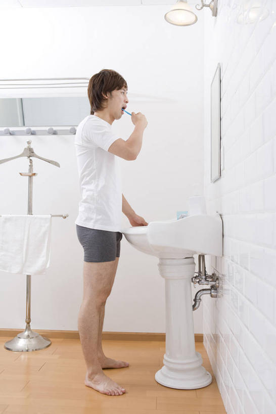 东方人,一个人,站,竖图,室内,白天,侧面,镜子,卫生间,浴室,亚洲,仅一个男性,仅一个人,一把,握,阴影,睡衣,服装,反射,水槽,水龙头,牙刷,影子,墙,注视,黄种人,光脚,水斗,刷牙,开关,墙壁,墙面,仅一个年轻男性,衣服,白色,日用品,打开,观察,看,清洁,站着,赤脚,握着,服饰,洗漱用品,观看,阀门,镜像,察看,卫生,开启,衣着,镜面,穿着,关注,家居服,寝衣,水咀,衣饰,男人,男性,年轻男性,亚洲人,淋浴房,站立,彩图,全身,冲凉房,沐浴间,沐浴室