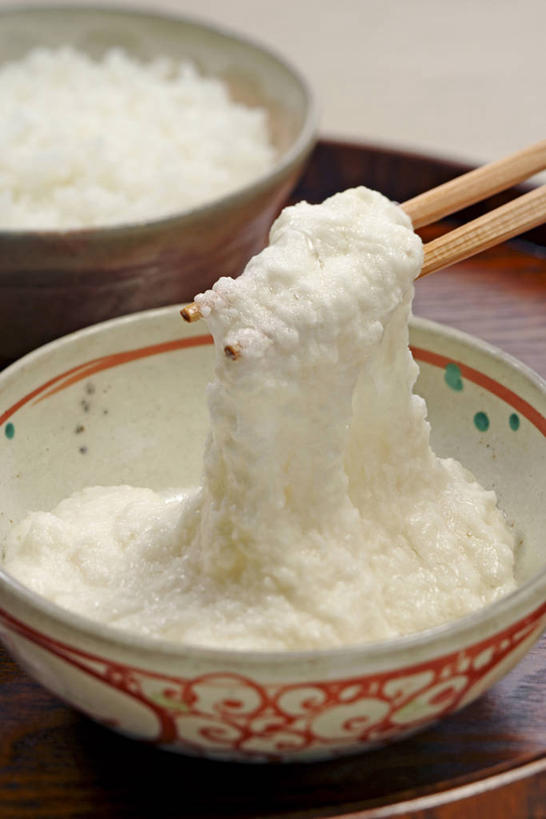 无人,竖图,俯视,室内,特写,白天,餐桌,筷子,桌子,蔬菜,餐具,一双,阴影,新鲜,反射,影子,山药,食品,文化,传统,食物,有机食品,绿色食品,餐台,礼节,礼仪,薯蓣,怀山药,淮山药,玉延,山薯,进餐用具,彩图,高角度拍摄