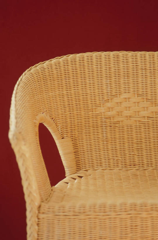 无人,交叉,竖图,室内,特写,白天,正面,静物,椅子,一把,阴影,红色背景,编织,反射,影子,藤椅,摄影,影棚,交织,穿插,彩图,影棚拍摄,拍摄