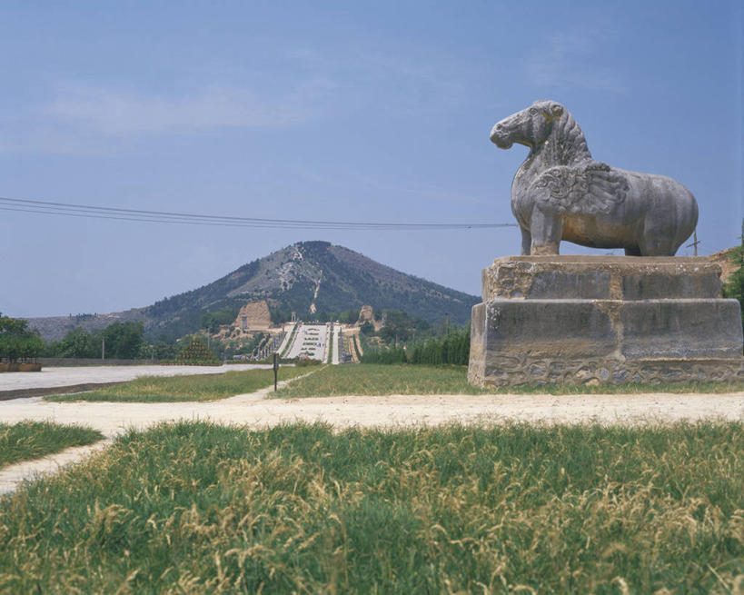 无人,横图,室外,白天,正面,旅游,度假,草地,草坪,名胜古迹,山,山脉,植物,标志建筑,地标,建筑,雕塑,中国,亚洲,阴影,遗迹,艺术,装饰,光线,雕刻,雕像,影子,山峰,云,云朵,山峦,云彩,古迹,文物,娱乐,建设,古建筑,草,蓝色,绿色,白云,蓝天,天空,阳光,工艺品,群山,天,享受,休闲,墓地,旅游胜地,放松,晴朗,纪念,美术,坟墓,陵墓,主题,陈列,坟场,古文明,东亚,陕西,陕西省,中华人民共和国,功能,美学,西北地区,陕,咸阳,咸阳市,梁山,晴空,彩图,乾陵,乾县