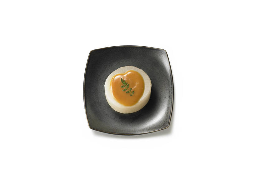 无人,横图,俯视,室内,特写,白天,白色背景,餐桌,桌子,萝卜,白萝卜,蔬菜,餐具,阴影,新鲜,反射,碟子,盘,影子,调料,酱料,酱汁,佐料,调味品,调味料,酱,一个,盘子,碟,摄影,有机食品,绿色食品,影棚,单个,餐台,莱菔,彩图,高角度拍摄,影棚拍摄,拍摄,味噌酱