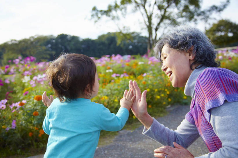 东方人,儿童,老年人,两个人,家庭,祖母,站,笑,微笑,露齿笑,横图,室外,白天,毛衣,快乐,兴奋,纯洁,骄傲,成功,胜利,花海,花圃,植物,野生动物,叶子,亚洲,击掌,弯腰,阴影,朦胧,模糊,盛开,光线,昆虫,影子,花蕾,注视,黄种人,花,花瓣,花朵,花卉,鲜花,树,树木,小孩,背面,蓝色,绿色,蓝天,天空,阳光,自然,动物,花丛,花束,花田,天,花苞,花蕊,观察,看,手势,站着,温暖,温馨,一家人,可爱,童年,童趣,自信,活泼,生长,晴朗,奶奶,成长,观看,祖孙,和睦,察看,关注,线衫,蚯蚓,童真,烂漫,无邪,外婆,外祖母,外孙,万里无云,外孙子,弯身,地虫,地龙,坚蚕,蛐蟮,毛线衣,绒线衣,天真,老年女性,男孩,女人,女性,亚洲人,孩子,孙子,晴空,晴空万里,拍手,站立,半身,彩图,绒衣,套衫,套头毛衣,线衣,欢乐,开心,融洽,男生
