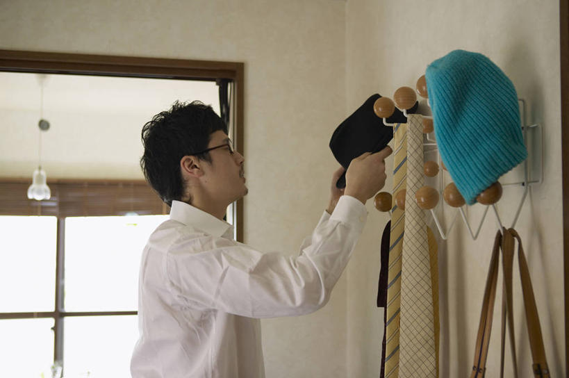 东方人,一个人,商务人士,商务男性,站,横图,室内,白天,侧面,衬衫,窗户,帽子,照明,亚洲,仅一个男性,仅一个人,握,套装,木制,眼镜,墙,灯光,拿,拿着,注视,礼帽,黄种人,吊灯,玻璃窗,架子,墙壁,墙面,灯,仅一个年轻男性,木制品,灯具,观察,看,站着,握着,观看,照亮,察看,照明设备,关注,商务装,近视眼镜,工薪阶层,衣帽架,男人,男性,年轻男性,亚洲人,白领,上班族,抬头,仰头,站立,半身,彩图,衬衣