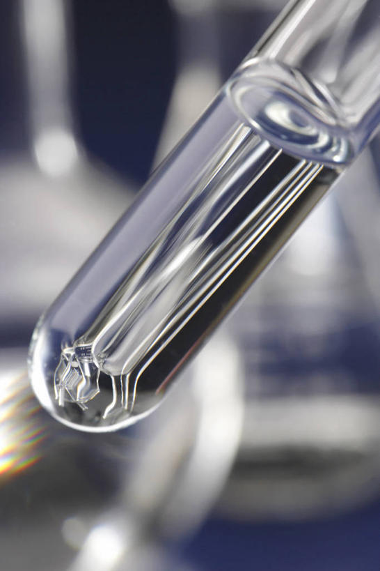 无人,竖图,室内,特写,白天,正面,实验,仪器,阴影,朦胧,模糊,研究,透明,反射,分析,化学,测试,烧瓶,试管,液体,影子,玻璃制品,玻璃瓶,瓶子,器皿,玻璃仪器,试验耗材,实验用品,圆底烧瓶,彩图