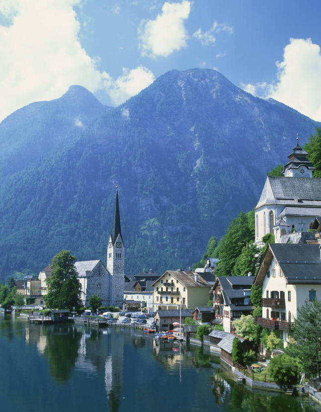 无人,家,竖图,室外,白天,正面,旅游,度假,湖,湖泊,美景,山,山脉,树林,水,植物,奥地利,欧洲,阴影,光线,影子,房屋,屋子,湖面,景观,山峰,水流,水面,云,云朵,山峦,云彩,娱乐,楼房,住宅,树,树木,蓝色,绿色,白云,蓝天,天空,阳光,自然,湖水,群山,天,享受,休闲,景色,放松,生长,晴朗,成长,自然风光,中欧,奥地利共和国,上奥地利,上奥地利州,晴空,彩图,房子,格蒙登县,萨尔茨卡默古特地区圣沃尔夫冈