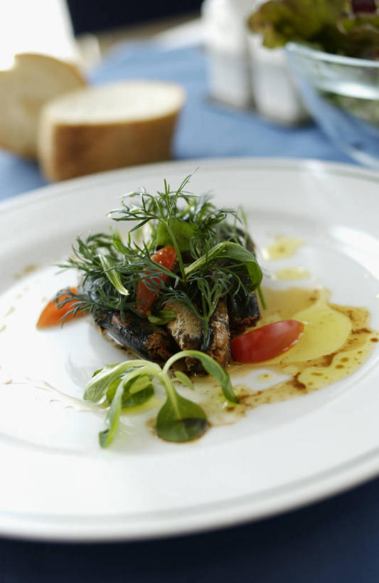 点心,面包,无人,竖图,俯视,室内,特写,白天,烹饪,西餐,餐桌,桌子,蔬菜,餐具,阴影,朦胧,模糊,新鲜,反射,碟子,盘,影子,调料,酱料,酱汁,蔬菜沙拉,佐料,沙拉,料理,食品,面点,调味品,调味料,色拉,酱,沙拉酱,沙律,菜肴,美食,食物,糕点,盘子,碟,西式,佳肴,有机食品,绿色食品,餐台,色拉酱,彩图,高角度拍摄