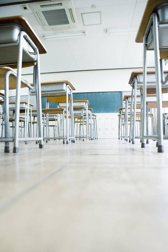 无人,学校,竖图,室内,白天,仰视,桌子,椅子,一排,整齐,电器,木椅,书桌,校园,空调,排列,课桌,黑板,教室,教学,调节,舒适,家电,家用电器,课堂,队列,调整,耐磨,教学黑板,空气调节器,彩图,低角度拍摄