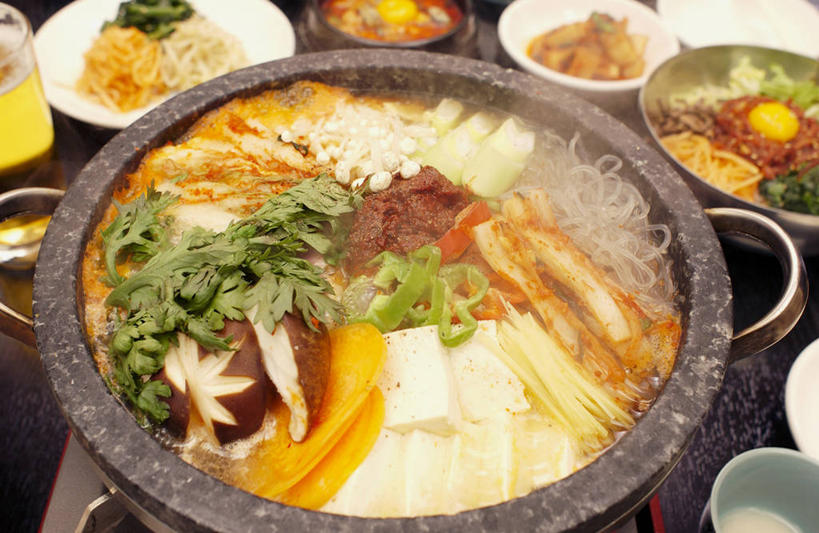 豆腐,泡菜,无人,横图,俯视,室内,特写,白天,烹饪,餐桌,桌子,萝卜,胡萝卜,蔬菜,厨具,阴影,新鲜,反射,锅子,砂锅,影子,陶瓷,菌菇,香菇,蛋,鸡蛋,料理,食品,陶瓷制品,韩式,菌类,锅,火锅,菜肴,美食,食物,容器,碗,食用菌,佳肴,有机食品,绿色食品,餐台,锅具,储藏,真菌,豆制品,储存,韩国料理,黄萝卜,番萝卜,韩国菜,韩式料理,烹饪用具,韩国泡菜,卵,暖锅,椎茸,烹调用具,红萝卜,甘荀,烹调,彩图,高角度拍摄,丁香萝卜,胡芦菔金,平庄菇,香菌,香蕈,金笋,鸡卵,鸡子,韩式泡菜火锅,泡菜火锅,贮存