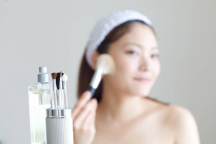 东方人,一个人,笑,微笑,横图,室内,白天,正面,化妆,美容,亚洲,仅一个年轻女性,仅一个女性,仅一个人,护肤,握,阴影,朦胧,模糊,反射,束发带,影子,墙,拿,拿着,扭头,注视,黄种人,裸露,墙壁,墙面,化妆刷,瓶子,刷子,塑料制品,观察,看,转头,保养,享受,休闲,爽肤水,塑料瓶,放松,握着,保健,观看,察看,美容工具,喷雾瓶,关注,裸,化妆水,养颜,彩妆刷,化妆工具,蜜粉刷,年轻女性,女人,女性,亚洲人,半身,彩图,喷瓶,紧肤水