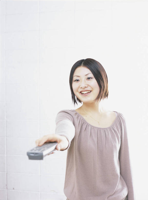 东方人,一个人,站,笑,微笑,露齿笑,竖图,室内,白天,白色背景,正面,亚洲,仅一个年轻女性,仅一个女性,仅一个人,握,服装,拿,拿着,注视,休闲装,黄种人,开关,衣服,按钮,遥控器,观察,看,站着,休闲,休闲服,握着,摄影,服饰,影棚,观看,控制,调节,察看,遥控,关注,按键,年轻女性,女人,女性,亚洲人,站立,半身,彩图,影棚拍摄,拍摄