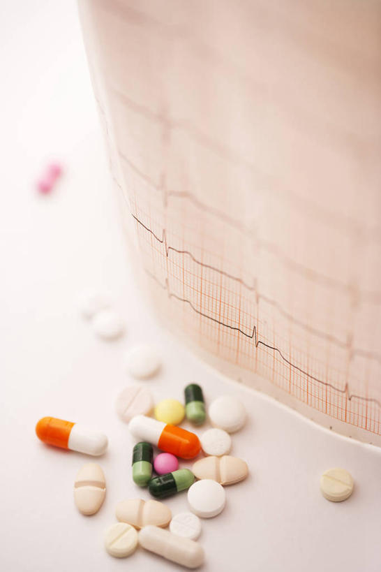 无人,竖图,俯视,室内,特写,白天,安全,静物,许多,阴影,反射,科学,医学,线条,药剂,药丸,影子,防护,很多,胶囊,药片,药品,治疗,保护,药物,医疗,科学技术,保险,预防,波动,平安,彩图,高角度拍摄,脉搏波