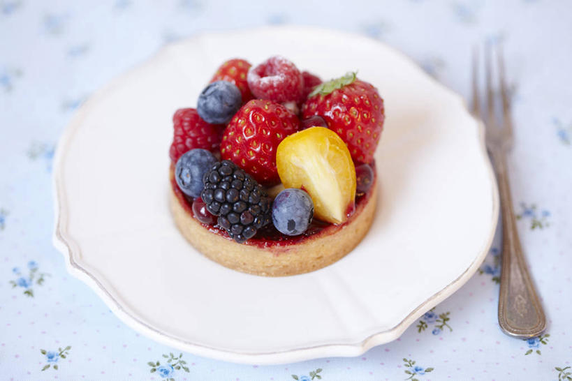 面食,无人,横图,俯视,室内,特写,白天,烹饪,西餐,餐桌,桌子,草莓,浆果,蓝莓,餐具,水果,阴影,朦胧,模糊,新鲜,反射,叉子,碟子,盘,影子,生食,料理,食品,面点,果实,菜肴,美食,食物,两个,盘子,碟,西式,摄影,佳肴,有机食品,绿色食品,影棚,餐台,派,山莓,树莓,三月泡,四月泡,山抛子,刺葫芦,悬钩子,馒头菠,高脚菠,龙船泡,泡儿刺,餐叉,水果挞,进餐用具,洋莓,水果皇后,山都柿,蓝浆果,蓝靛果,红莓,地莓,彩图,高角度拍摄,影棚拍摄,拍摄,都柿,笃斯