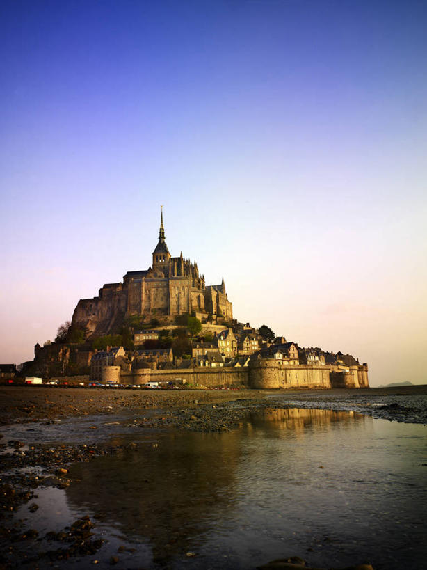 无人,竖图,室外,白天,正面,旅游,度假,海浪,海洋,名胜古迹,沙滩,山,山脉,标志建筑,地标,建筑,法国,欧洲,阴影,遗迹,光线,沙子,影子,海岸,浪花,山峰,沙地,山峦,古迹,文物,娱乐,建设,古建筑,蓝色,蓝天,天空,阳光,海水,群山,天,享受,休闲,旅游胜地,放松,晴朗,西欧,法兰西,海景,古文明,万里无云,法兰西共和国,法兰西第五共和国,圣米歇尔山,下诺曼底,下诺曼底大区,芒什省,大海,风浪,海,海水的波动,海滩,近岸浪,涌浪,晴空,晴空万里,彩图,圣米歇尔山修道院