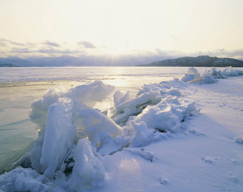 无人,公园,横图,室外,白天,正面,旅游,度假,湖,湖泊,美景,日落,山,水,雪,雪山,大雪,北海道,日本,亚洲,冰,湖面,积雪,景观,山峰,水流,水面,晚霞,霞光,雪景,冬季,冬天,落日,山峦,娱乐,自然,黄昏,湖水,享受,休闲,景色,彩霞,放松,寒冷,冰冷,国家公园,自然风光,东亚,日本国,北海道地方,北海道岛,严寒,冰凉,酷寒,凛冽,凛凛,极冷,川上郡,钏路支厅,弟子屈町,屈斜路湖,阿寒国家公园,夕照,薄暮,夕阳,彩图,傍晚,振兴局,钏路综合振兴局,斜阳,阿寒国立公园,道东,川汤温泉
